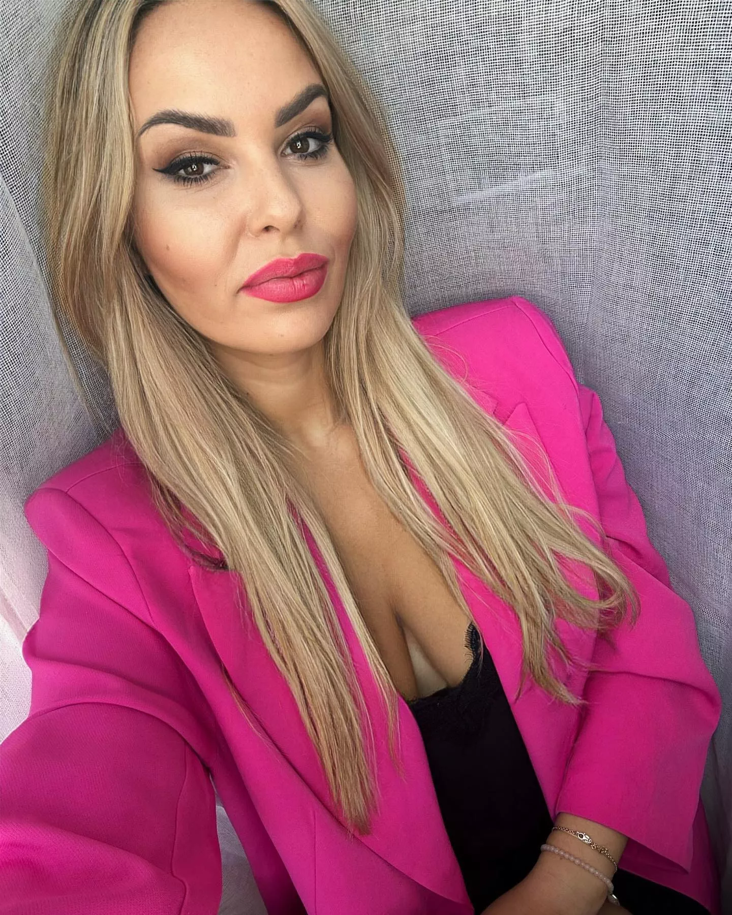 To hit sezonu? Różowa marynarka i subtelny dekolt! Paula Karpowicz Topky zachwyca nowymi zdjęciami!